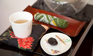 「お茶」と「神宮花豆甘納豆」のサービス