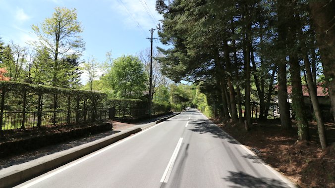 前面道路（物件は道路の右）