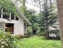 東の庭から母屋（左）と離れ(右)