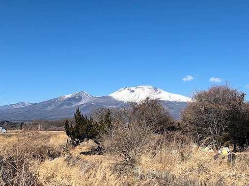 発地川の橋からの浅間山