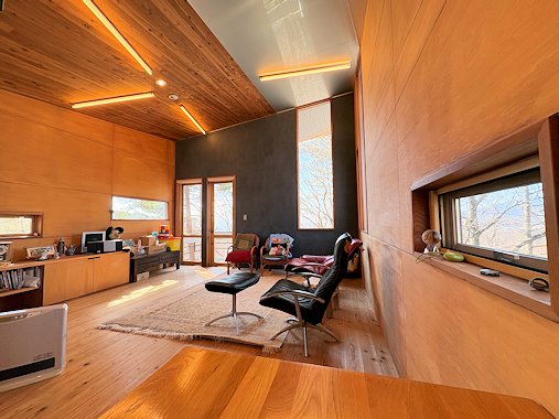 高い天井と松の無垢材のリビング