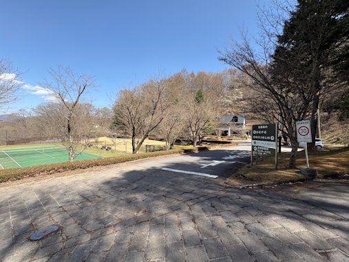 敷地入口から約190mのテニスコートや談話室＆管理事務所も近い