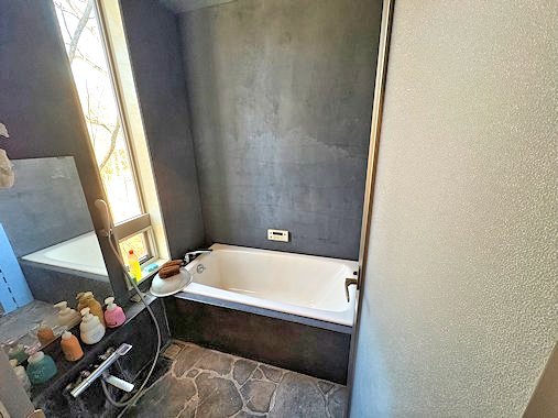 浴室（全身を湯に預け自然林を楽しめる浴槽）