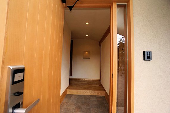 玄関（入居前の写真）