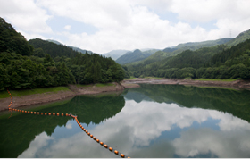 ダムによってできた霧積湖