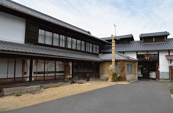 歴史を感じさせる土屋酒造店の母屋と酒蔵